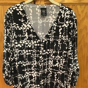 Black and white knit top size 18-20W.